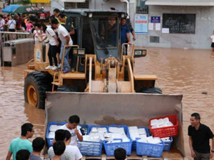 大雨致高校被淹 唯有开铲车为受困学生送盒