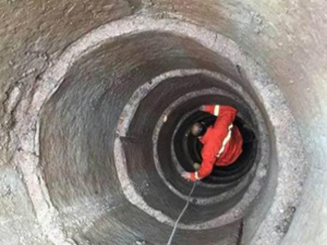 男子被踹入150米废弃深井 救援难度大且生死