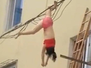 女子坠楼倒挂电线上 只穿内衣裤窘态被拍事