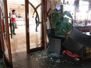 酒店开业遭十几人打砸 前期装修花了两千多