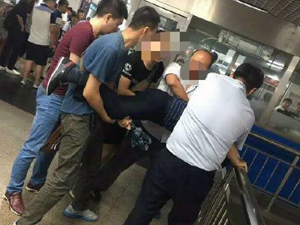 地铁尾随女子猥亵 在猥亵过程中被便衣民警擒拿手拿下