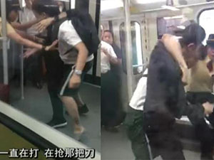 女列车员空手夺刀 乘务员大胆上前制服肇事者惊险全程曝光