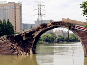 多日暴雨导致杭州百年老桥断裂 老桥正在抢