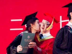 校长谈毕业遭吻 这是学校和学生最直接的感情碰撞