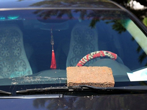 私家车占道停车被砖拍 挡风玻璃惨遭狠手一