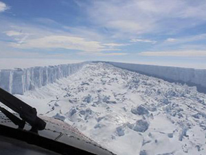 南极冰山脱离冰架 巨型冰山重达万亿吨大自然真鬼斧神工