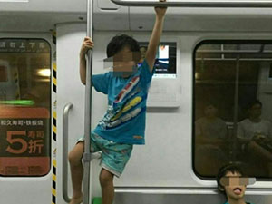 地铁频现孩子捣乱 “熊孩子”出没地铁站捣