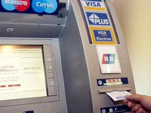 美国ATM机吐字条称救命 发现一名男子被困AT