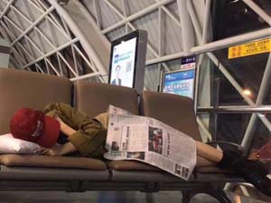 张天爱延误睡机场 以报纸为被睡姿蜷缩惹人