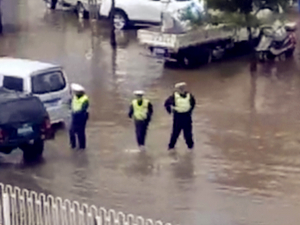 网曝交警摆拍在雨中推车 雨中推车疑作秀拍