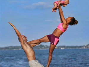 夫妇带8个月女儿做瑜伽 画面实在惊艳令网友