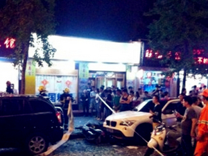 杭州街头发生爆炸 一秒震碎公交车玻璃