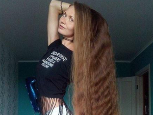 美女14年未剪发 因一个赌约而蓄起1.5米长发