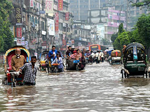 孟加拉国严重内涝 暴雨袭击积水困住90多万