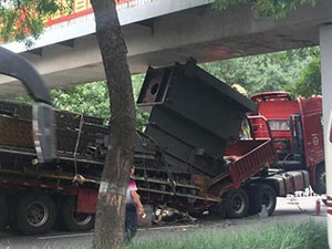 北京大货车卡桥 货车车体严重变形拆解现场