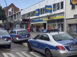 德国超市持刀袭击案 男子持刀袭击高喊口号