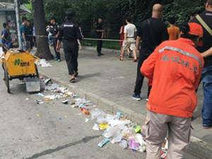 暑期清华北大游客爆满 游客留下满地垃圾令