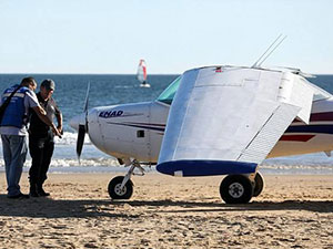 飞机迫降海滩致两人遇难 目击者描述迫降惊