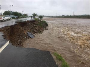 辽宁岫岩遭强降雨 道路损毁严重供电线损坏