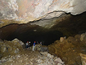 隧道内现大型溶洞 巨型溶洞结构复杂令人叹