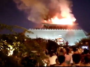 扬州东关街失火 现场火光冲天老街城楼究竟为何起火