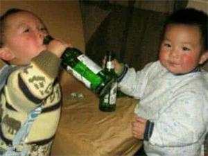 邻居怂恿男童喝酒致昏迷 喝酒会影响到小孩