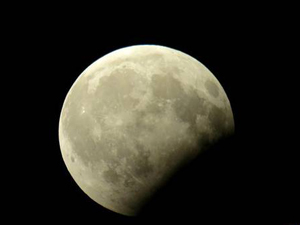 全球多地现月偏食 月亮被啃掉一小块甚是壮