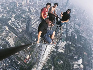 小伙徒手爬大厦顶 450米高空放手自拍令人胆