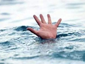 大学生游泳池溺亡 可能因为救生员人手不足