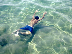 夏季游泳须谨慎 大学生游泳溺亡无人发觉