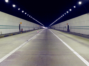 车祸隧道设计存争议 被质疑有可能会造成车