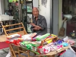 107岁老人卖鞋垫成网红 屋内被废品填满有土
