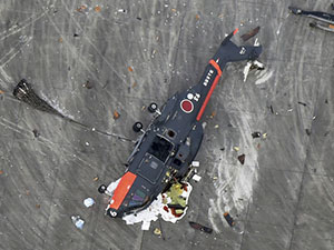日直升机高空坠落 飞机坠落地面零件碎一地