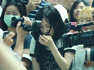 泰妍机场遭遇危险状况 遭摄像机直砸脸被人