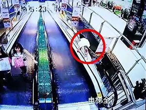 2岁女童被商场手扶梯甩出 监控拍下女童被甩