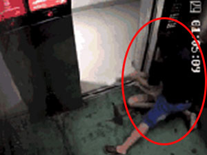 男子电梯猥亵美女 几次逃离魔爪被拉回电梯
