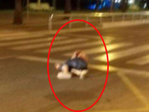 西班牙女警一敌五击毙歹徒 目击者用手机拍