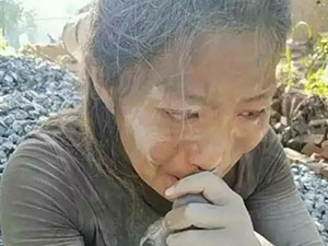 网红水泥妹丈夫患癌系谣言 90后女孩背水泥