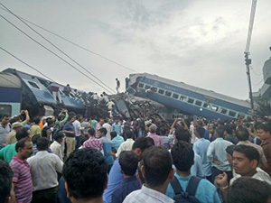 印度北方邦火车脱轨 数人伤亡现场触目惊心