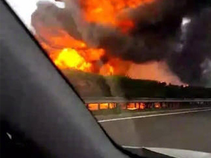 济南高速4车追尾 现场车子起火触目惊心乘客