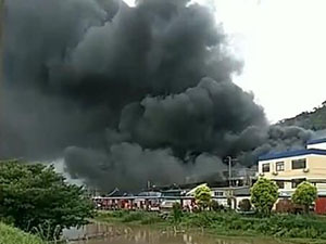 杭州萧山机场附近发生火情 漫天黑烟明火已