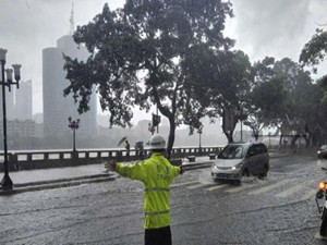台风过境珠江水倒灌 市民纷纷上街嬉戏捞鱼