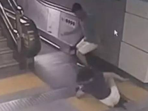 地铁站电梯前盖板突然塌陷 女子一踩踏刹那