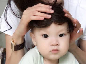 谢杏芳为9个月儿子带假发 呆萌大眼胖嘟嘟的脸可爱至极