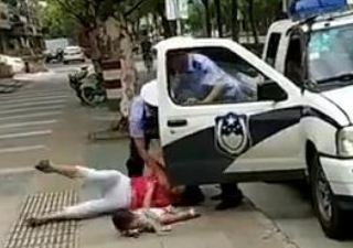 警察制服绊摔抱娃女子 孩子被摔脸着地哭声
