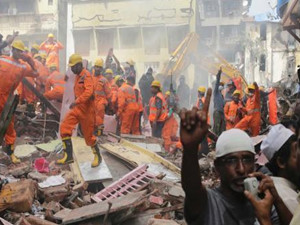 印度大楼倒塌多人被埋 中国网友还是自主为