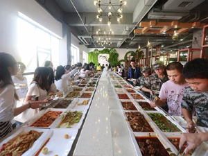 郑州一大学现最豪华自助餐 可选择的菜近90个简直绝了
