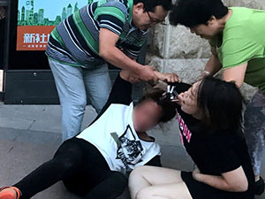山东两女子街头互殴 怀孕女子被踹几脚原因