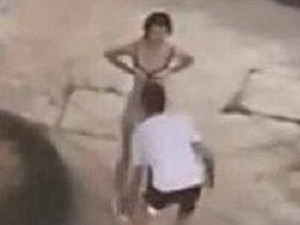 情侣吵架女子当场脱衣 连胸罩都扔到地上