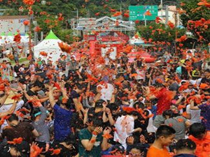 韩国西红柿节 红色的海洋狂欢大受群众欢迎